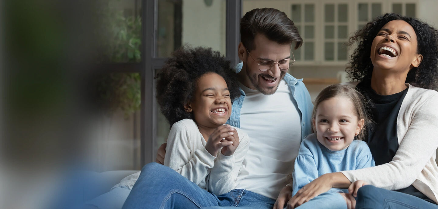 Família feliz no apartamento novo